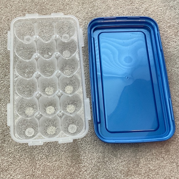 LocknLock 18-Egg Keeper w/ Flip Top Lid - Picture 4 of 10